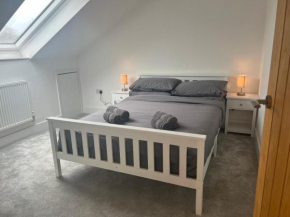 TIDY 3 BEDROOM HOUSE - 2 DOUBLE ROOMS & 1 TWIN ROOM - 2 BATHROOMS - MULTIPLE PARKING x